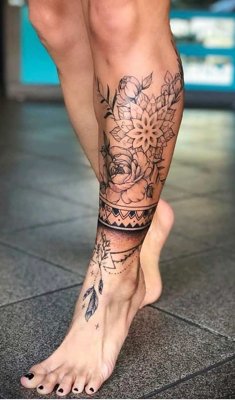 Tatouage plume sur la cheville